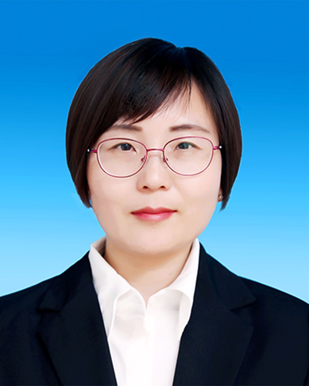 李　盈