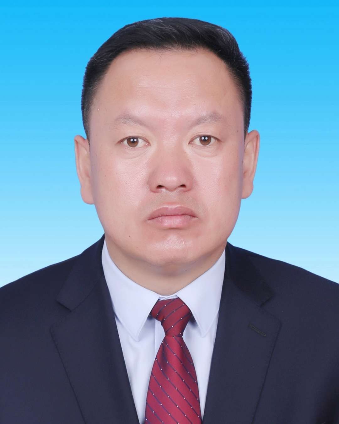 李　盈