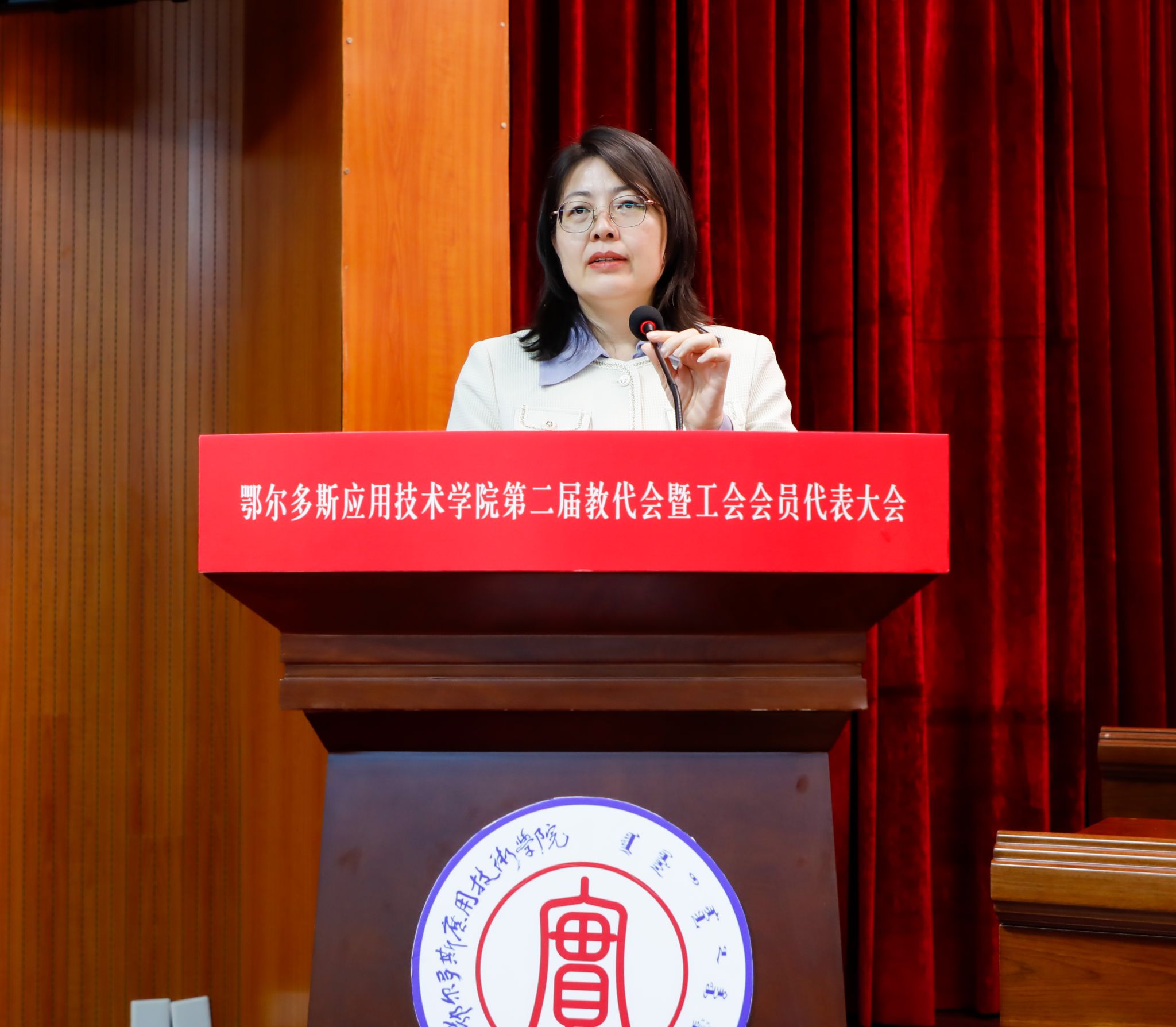 尹烏云其木格講話.jpg